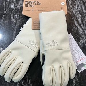 North face gloves BNWT